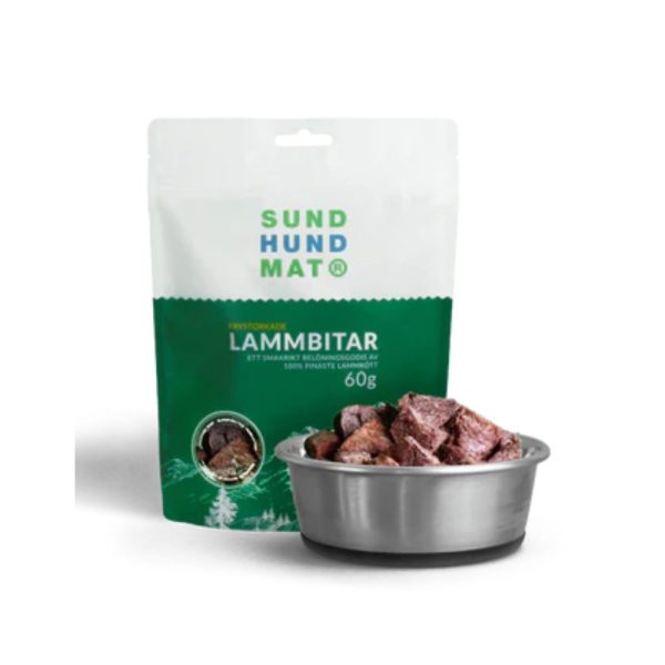 Sund hundmat hundgodis frystorkade lammbitar glada hundar