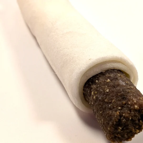 Närbild på RAUH! Belly Roll M hundben med fyllning av nötmage inrullat i nötskin